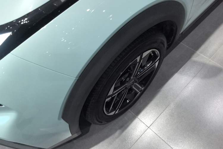 Used Lynk & Co 06 EM-P 2023 EM-P 126 Long-Range Halo Left Front Wheel Hub