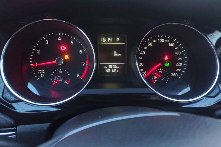 Used Volkswagen Sagitar 2017 230TSI Automatic Comfort Version Instrument Cluster