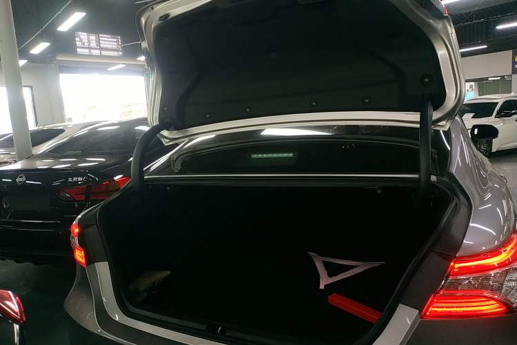 Used Toyota Camry 2021 2.0G Luxury Edition
