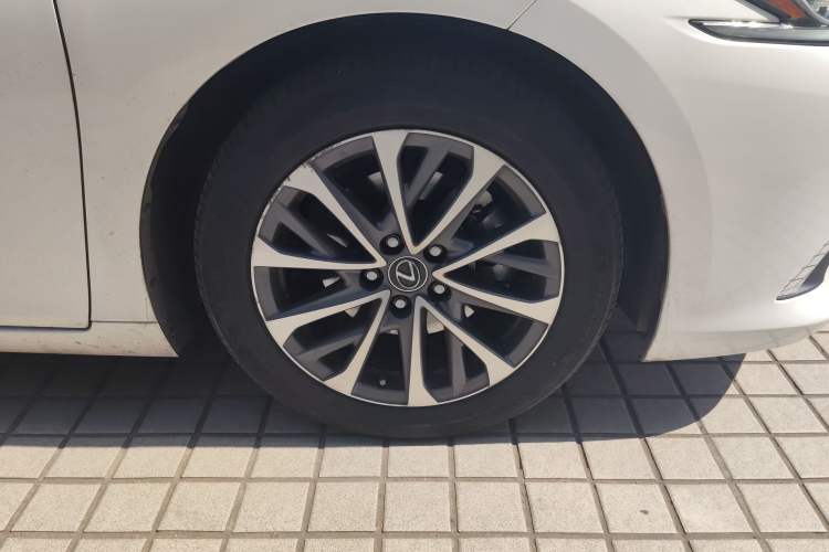 Used Lexus ES 2022 300h Excellence Edition
