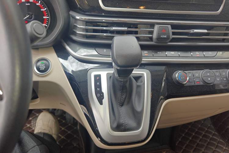 Used SAIC MAXUS V90 RV 2021 2.0T Lifestyle V90 Self-Propelled Class-C RV Flagship Edition with a Small Front Overhead Bed
