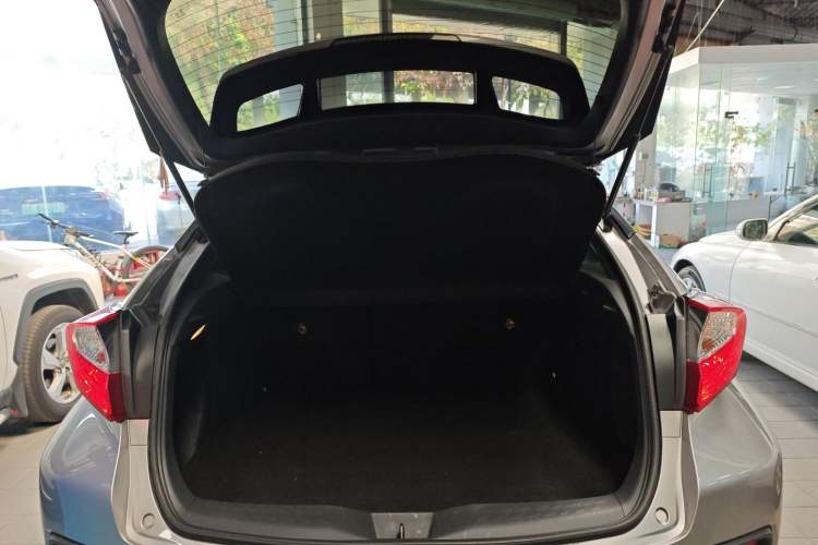 Used Toyota IZOA 2018 2.0L Yichi Version China VI Standard