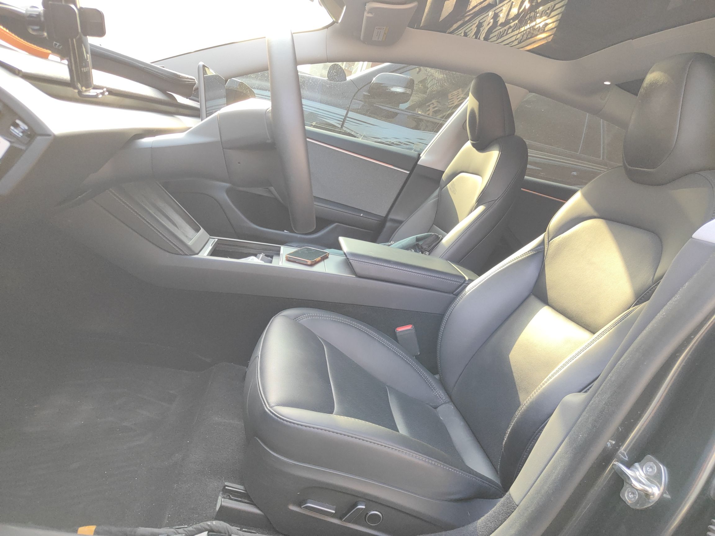 المقاعد الأمامية داخل السيارة