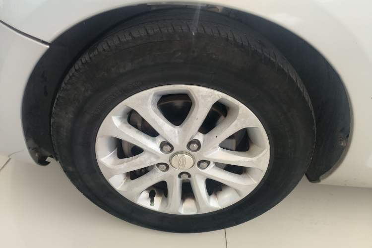 Used Ford Focus 2013 Sedan Classic 1.8L Manual Base Model Left Front Wheel Hub