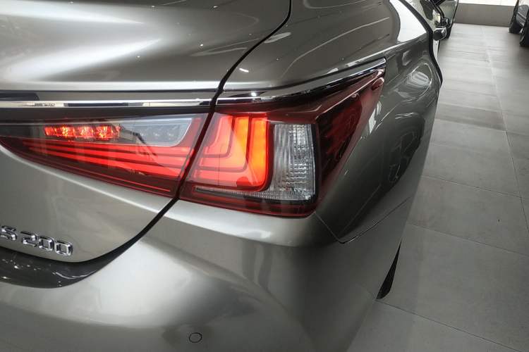 Used Lexus ES 2023 200 Excellence Edition