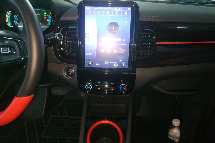 Used Chery QQ Little Ant 2022 Revised Version Sweet Pink Edition Half-Sugar Version Lithium Iron Phosphate 30.7 kWh 30 kW 301 km Audio And AC Panel