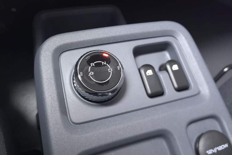 Used Wuling Yangguang 2024 300KM Comfort Version Passenger Van 75kW