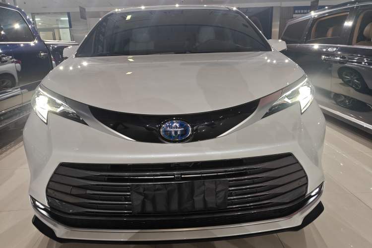 Used Toyota SIENNA 2023 2.5L Hybrid Deluxe Edition Front