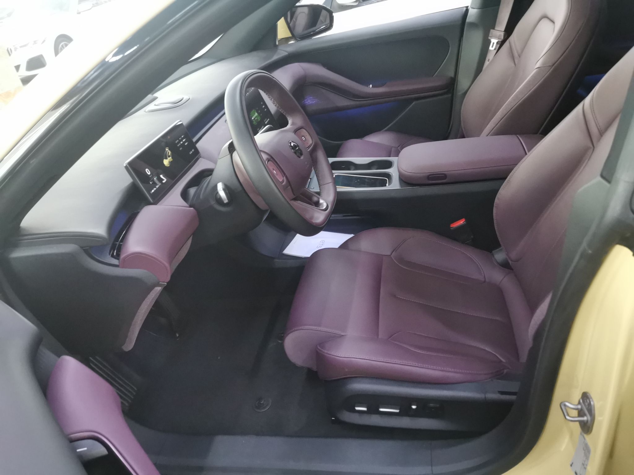 المقاعد الأمامية داخل السيارة