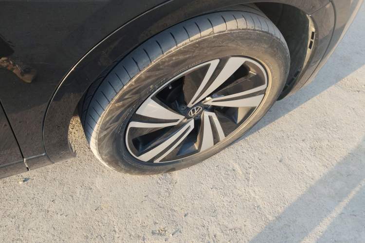 Used Volkswagen Tavendor 2023 380TSI Four-Wheel Drive R-Line Cruise Edition Right Front Wheel Hub