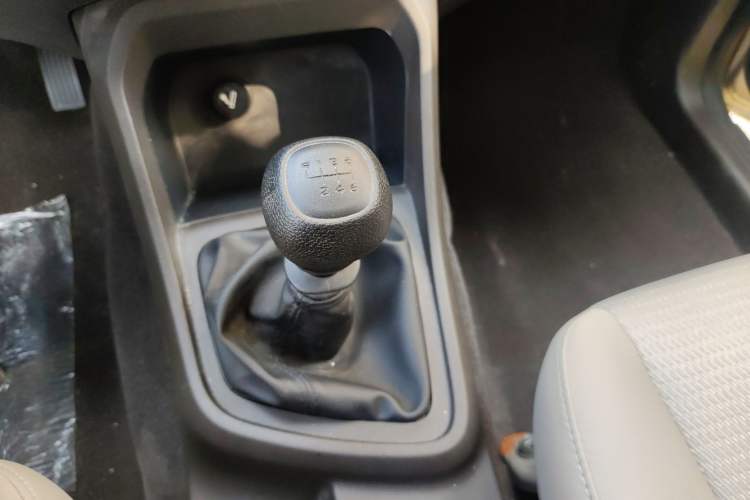Used Wuling Hongguang V 2022 1.5L Jingqu Edition Electric-Assist LAR Gear Lever