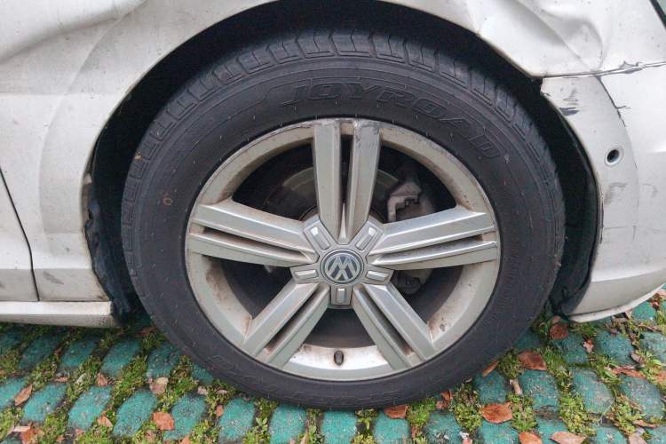 Used Volkswagen Lamando 2015 280TSI DSG Comfort Edition Right Front Wheel Hub