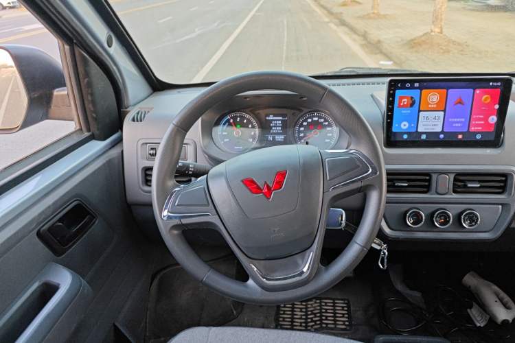 Used Wuling Yangguang 2024 300KM Comfort Version Passenger Van 75kW
