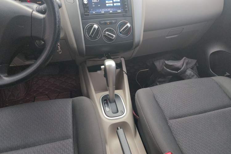 Used Venucia R50 2015 1.6L Automatic Fashion Edition
