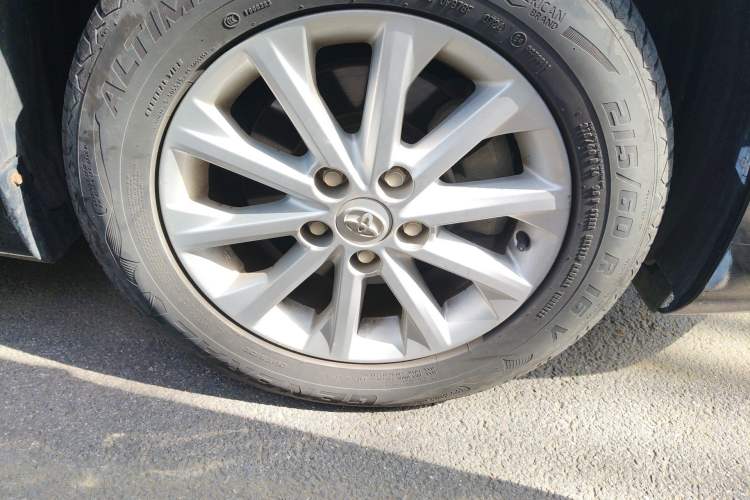 Used Toyota Camry 2015 2.0E Elite Edition Right Front Wheel Hub
