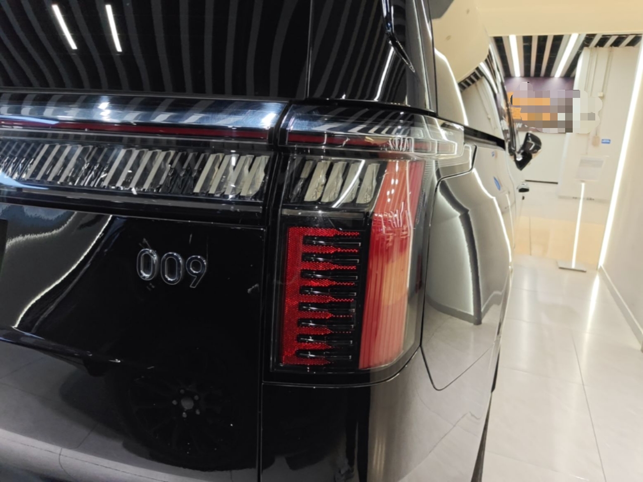 Zeekr 009 2024 7-Seater Walk-Through Version Four-Wheel Drive 108 kWh — снимка 9
