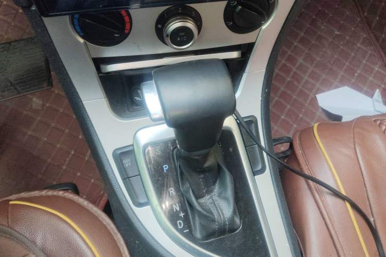 Used Brilliance H530 2017 1.6L Automatic Comfort Model Gear Lever