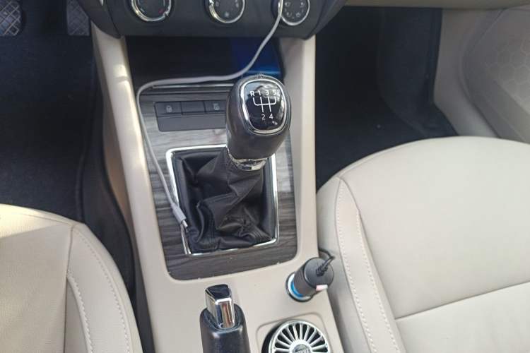 Used Skoda Octavia 2015 1.6L Manual Yijun Edition Gear Lever