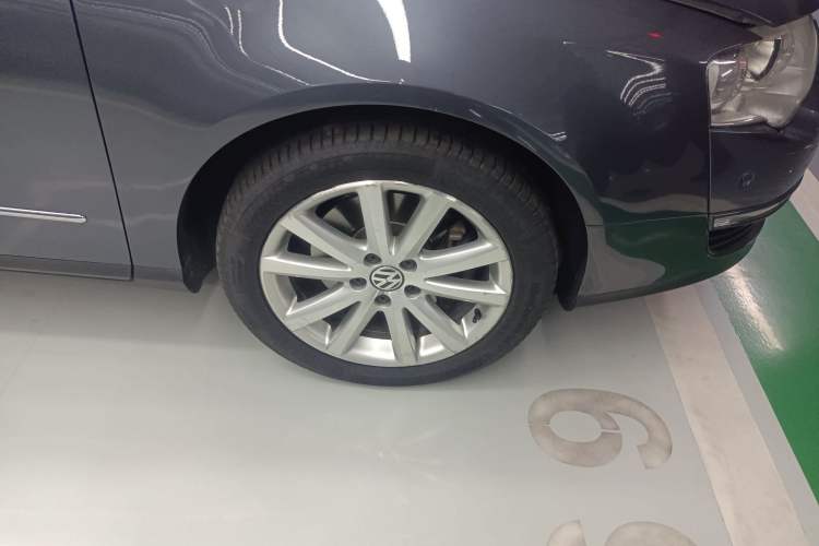 Used Volkswagen Passat 2011 2.0T Touring Edition Luxury Version Right Front Wheel Hub