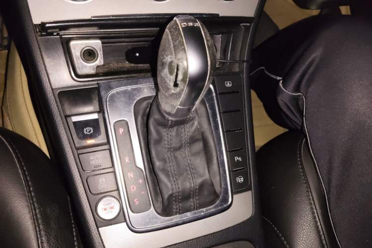 Used Volkswagen Magotan 2012 Revised Version 2.0 TSI Supreme Edition Gear Lever