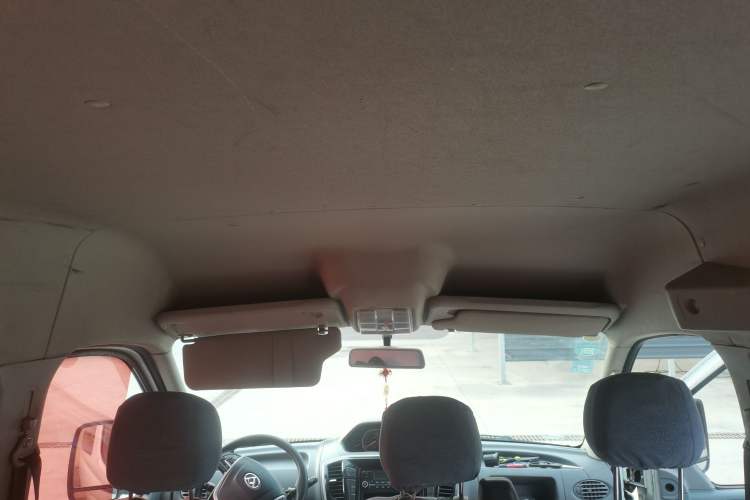 Used SAIC MAXUS Xintu V80 2018 2.5T 6-Speed Manual Aoyuntong Short Wheelbase Mid-Height 5-6 Seater