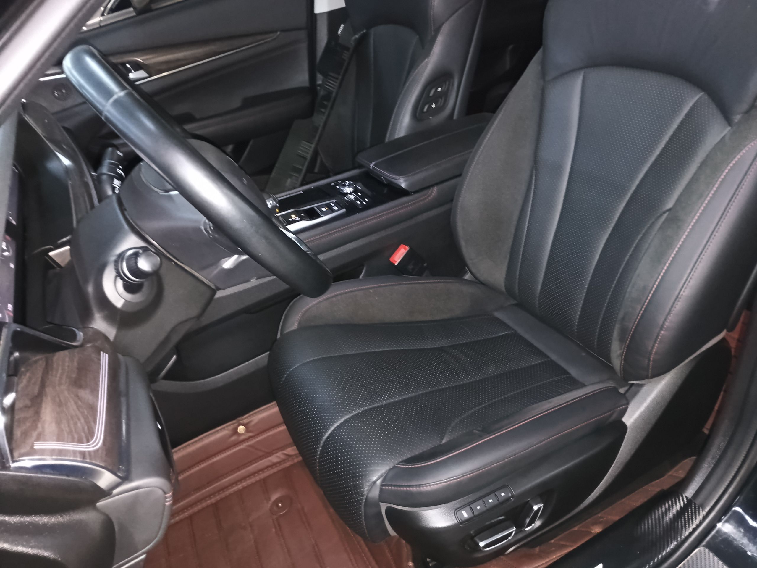 Переднее сиденье в автомобиле