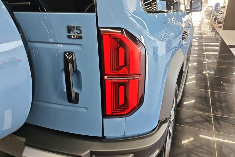 Used Formula Leopard 5 2023 Explore Edition
