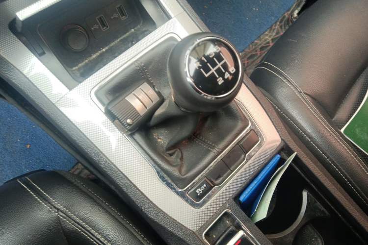 Used Roewe RX5 2018 20T Two-Wheel Drive Manual Internet Smart Edition Gear Lever