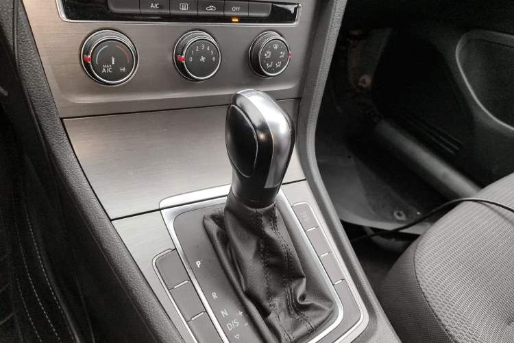 Used Volkswagen Golf 2014 1.4TSI Automatic Comfort Model Gear Lever