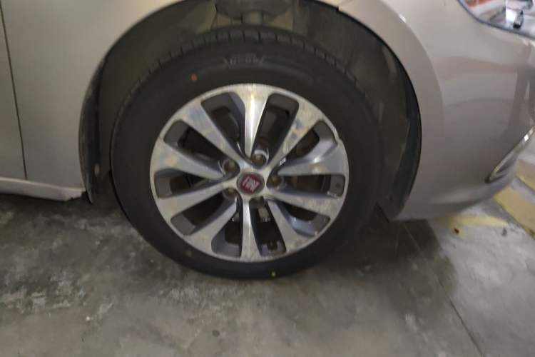 Used Fiat Viaggio 2012 1.4T Automatic Jingxiang Edition Right Front Wheel Hub