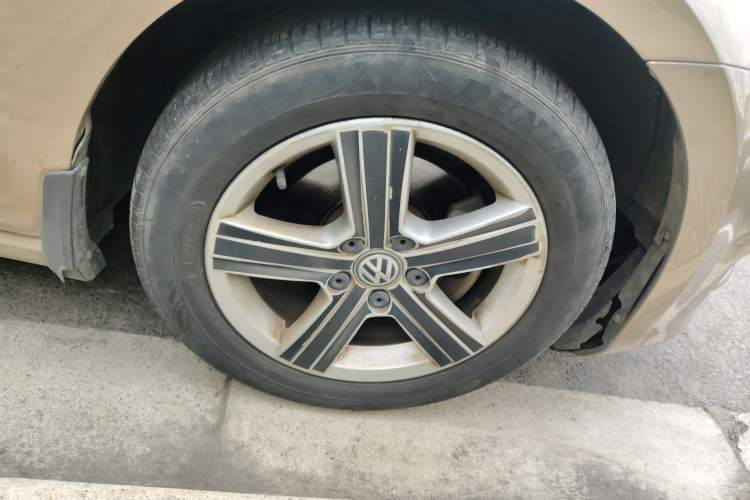 Used Volkswagen Golf 2017 1.6L Automatic Comfort Million-Vehicle Anniversary Edition Right Front Wheel Hub