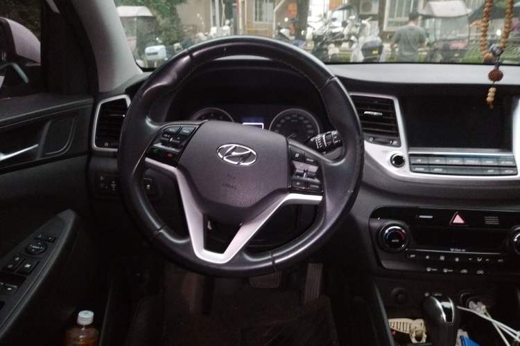 Used Hyundai Tucson 2015 1.6T Dual-Clutch Two-Wheel-Drive Smart Model Steering Wheel
