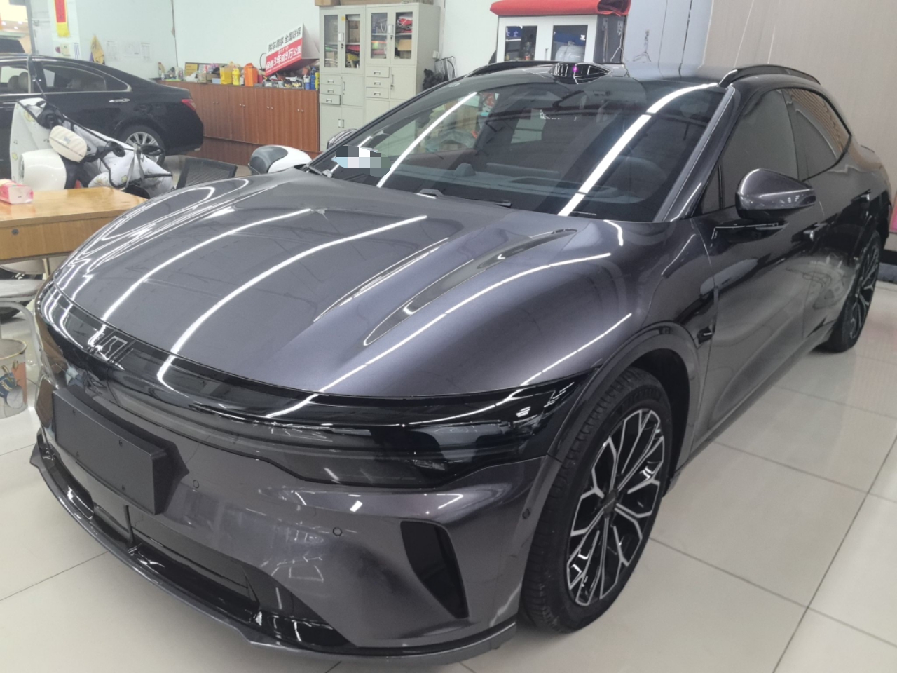 Под передней частью автомобиля