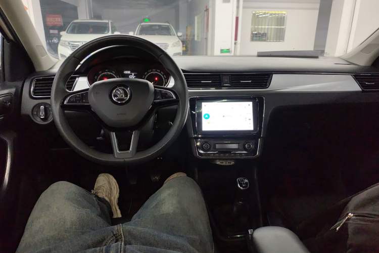 Used Skoda Rapid 2020 1.5L Manual Comfort Edition Center Console