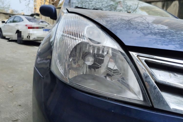 Used Nissan Livina 2010 Jingyue Edition 1.6L Manual All-Around Model Right Front Headlight