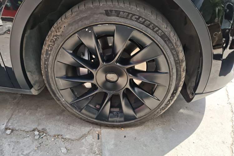 Used Tesla Model Y 2021 Standard Range Rear-Wheel Drive Version Right Front Wheel Hub