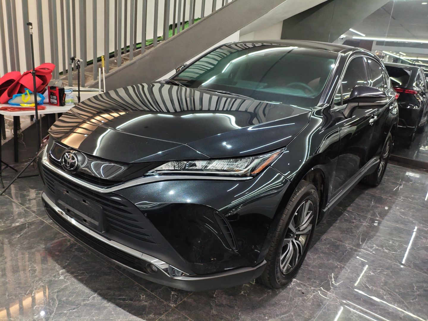 تحت مقدمة السيارة