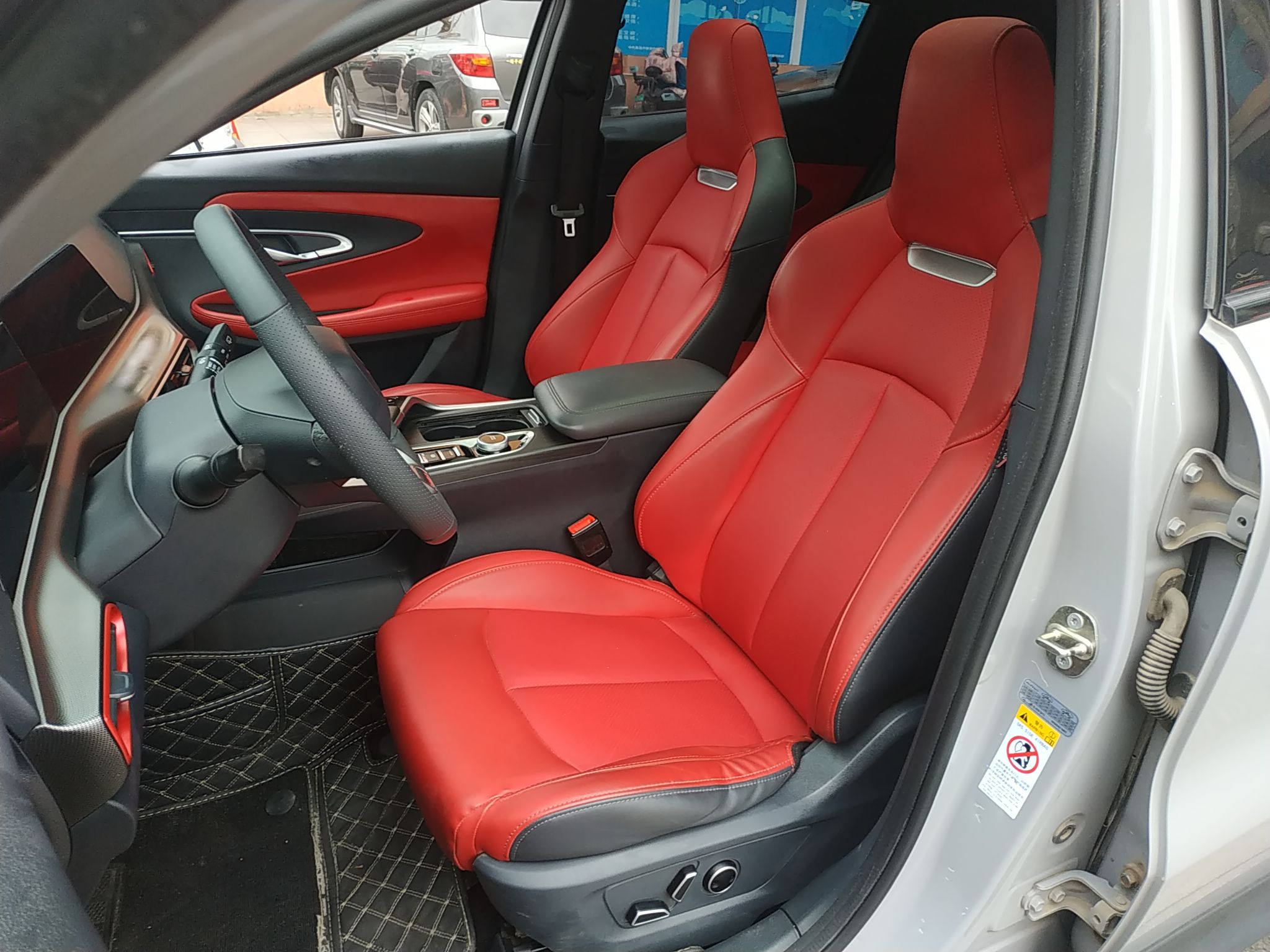 المقاعد الأمامية داخل السيارة