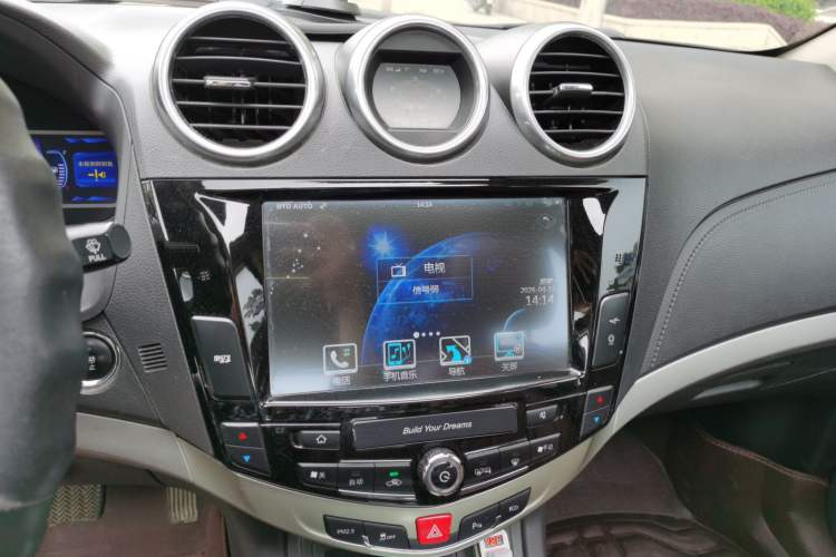 Used BYD S7 2015 2.0T Upgraded Automatic Luxury Version Audio And AC Panel