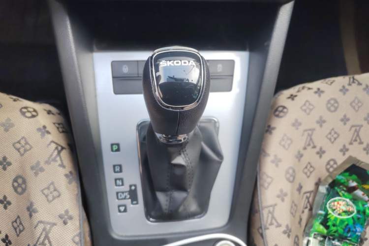 Used Skoda Octavia 2016 1.6L Automatic Chuanxing Edition Gear Lever