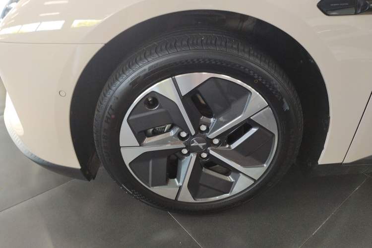 Used XPeng MONA M03 2024 620 with Ultra-Long Range Left Front Wheel Hub