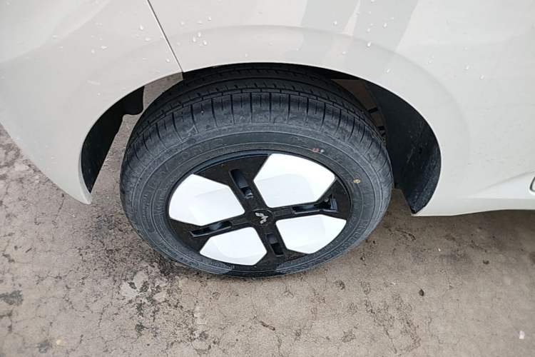 Used Wuling Hongguang MINIEV 2024 3rd Generation 215km Advanced Version Right Rear Wheel Hub