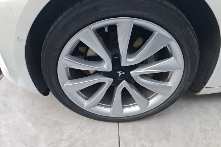 Used Tesla Model 3 2021 Revised Performance Version with All-Wheel Drive 3D1 Left Front Wheel Hub