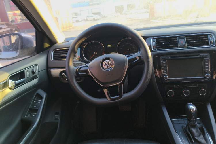 Used Volkswagen Sagitar 2016 230TSI 25th Anniversary Edition Steering Wheel