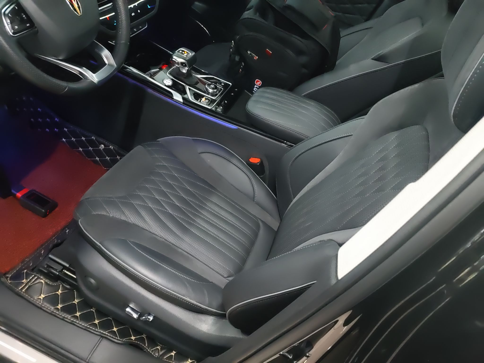 المقاعد الأمامية داخل السيارة