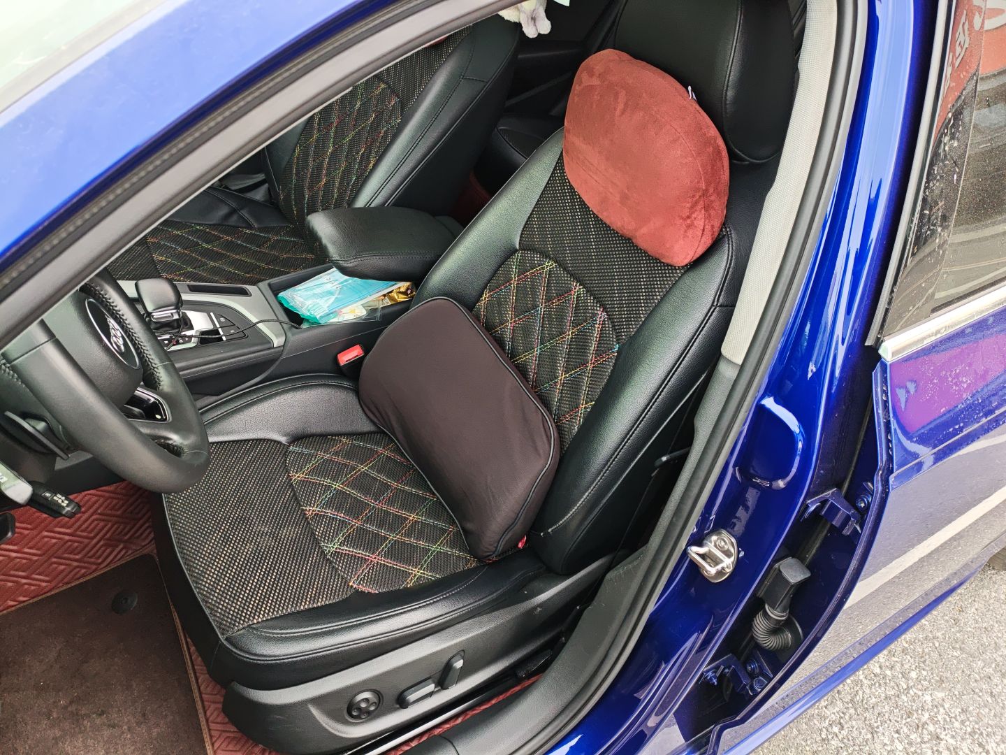 Переднее сиденье в автомобиле