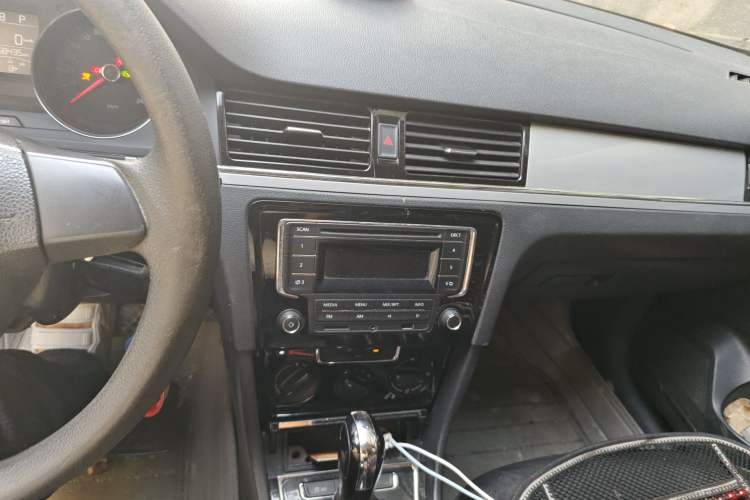 Used Volkswagen Bora 2013 1.6L Automatic Fashion Model Audio And AC Panel