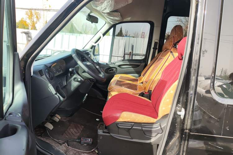 Used Iveco Eurocargo 2021 2.0T Manual Super-Rui Short Wheelbase High-Roof Side-Sliding Door F1A
