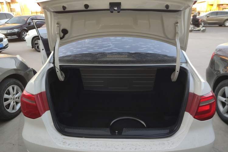 Used Volkswagen Jetta 2015 Value Edition 1.6L Manual Fashionable Style Trunk