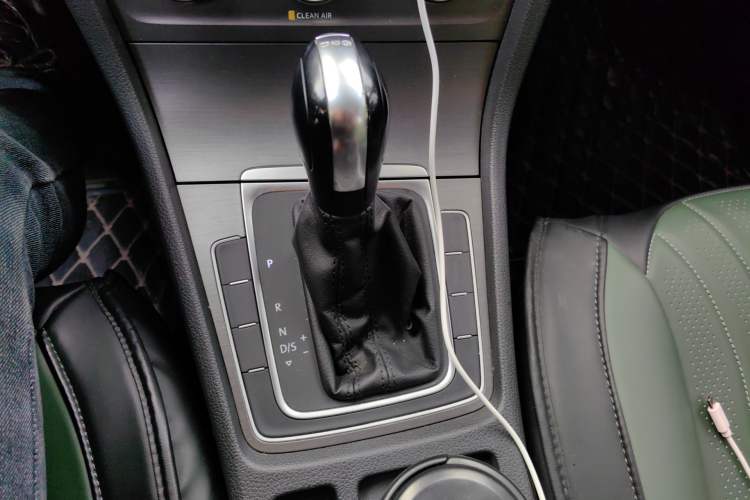 Used Volkswagen Golf 2016 230TSI Automatic Comfort Version Gear Lever